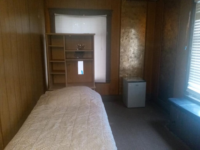 Building Photo - 18336 W Jefferson Ave