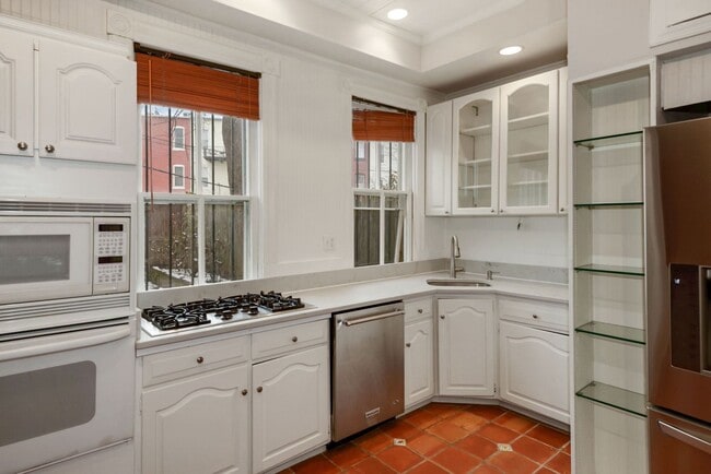 Building Photo - 3 Bed 2.5 Bathroom - Capitol Hill Rowhome - Driveway For Parking