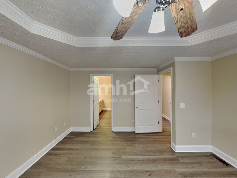 Building Photo - 887 Kendall Park Dr