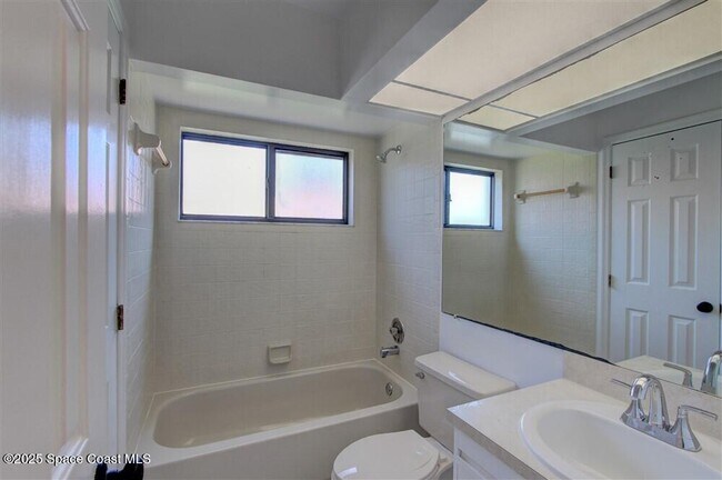 Building Photo - 1051 Country Club Dr