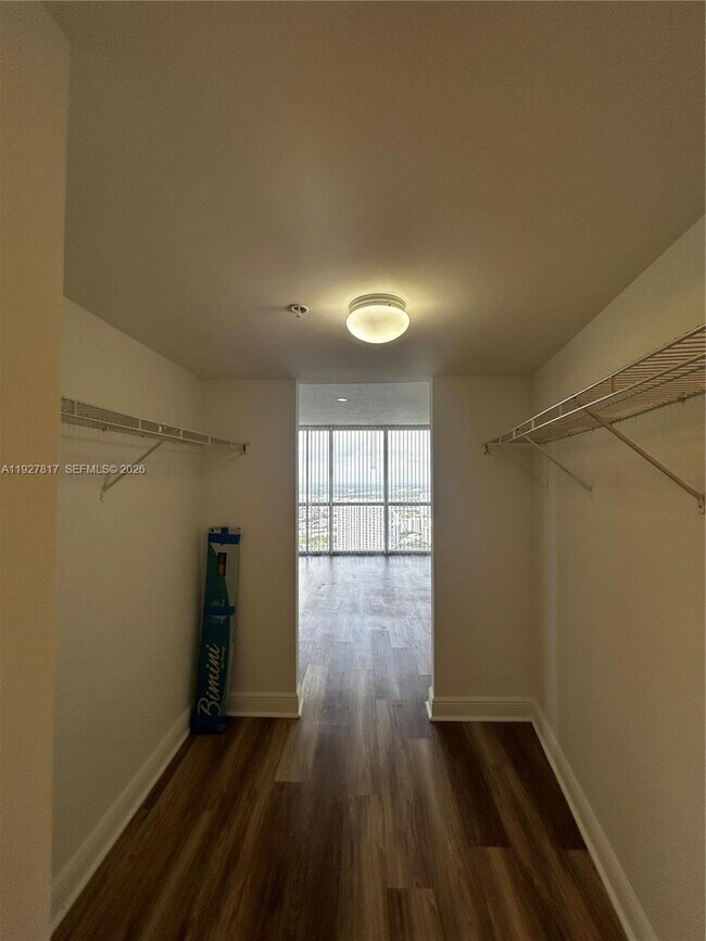 Building Photo - 1750 N Bayshore Dr