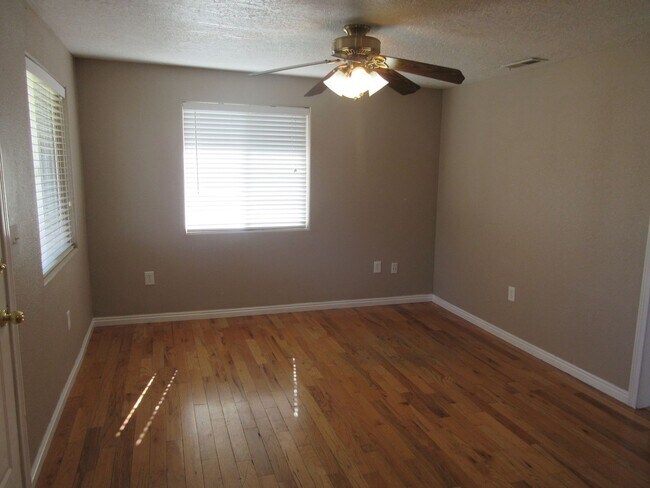 Building Photo - 4 bedroom, 2 bathroom apartment