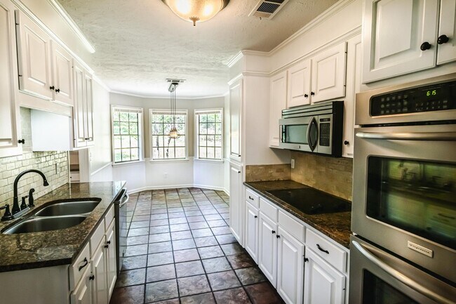 Building Photo - 703 Parker Dr