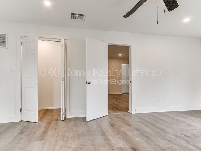 Building Photo - 1812 W Noble Ave