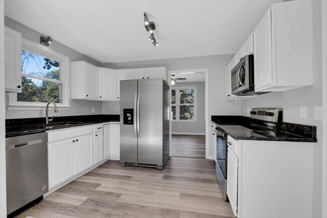 Building Photo - 2270 Ermine Dr