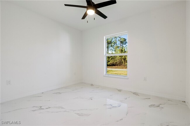 Building Photo - 732 Asher St E