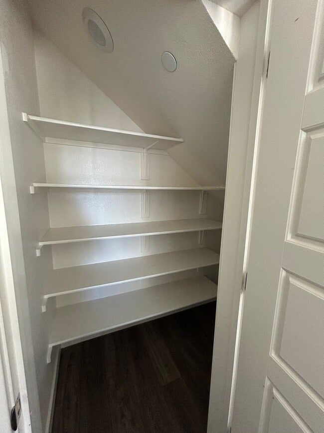 Building Photo - PET FRIENDLY