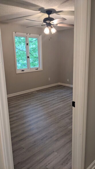 Master can easily fit king size bed - 4113 Arckelton Dr