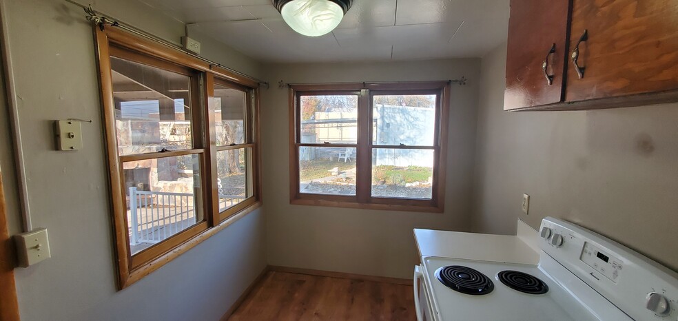 Light filled breakfast nook - 411 11th Ave S