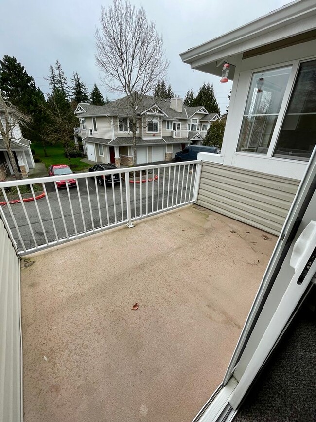 Building Photo - 2 Bed / 1 bath townhome at Summerhill Village in Issaquah $2,895/mo