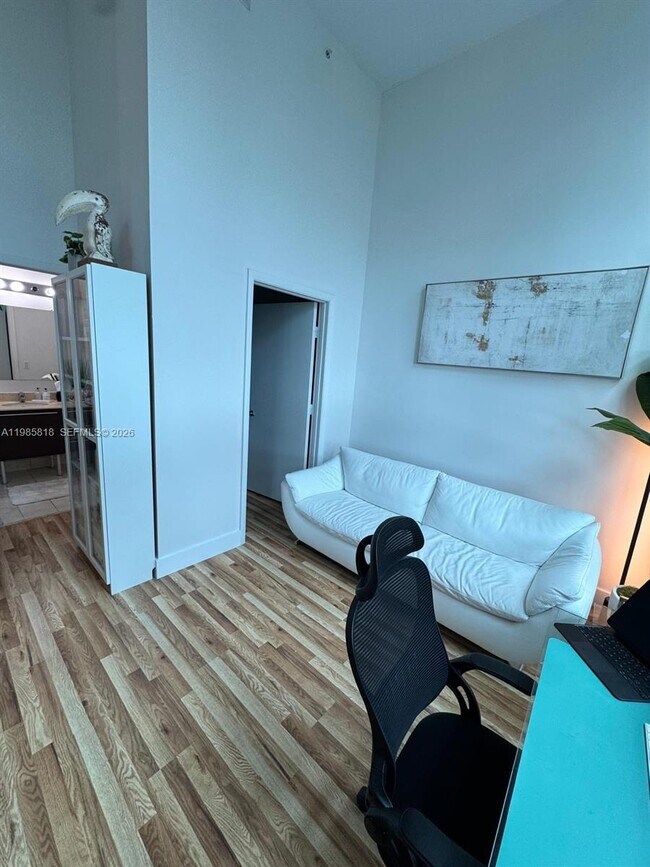 Building Photo - 1900 N Bayshore Dr