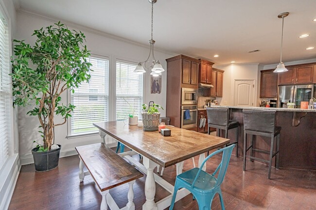 Building Photo - Forest Lakes Pooler