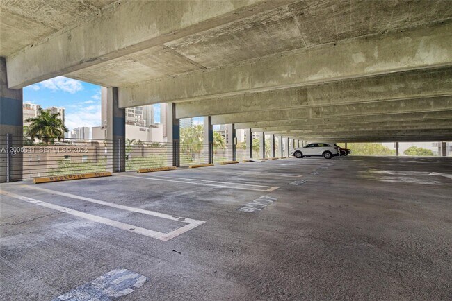 Building Photo - 850 N Miami Ave