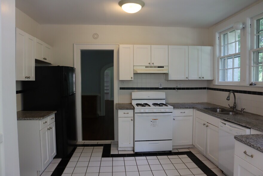 Large kitchen - 444 Burlington Rd NE