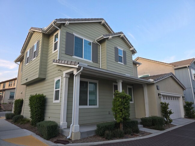 Building Photo - Modern 4BR Townhome in Fontana
