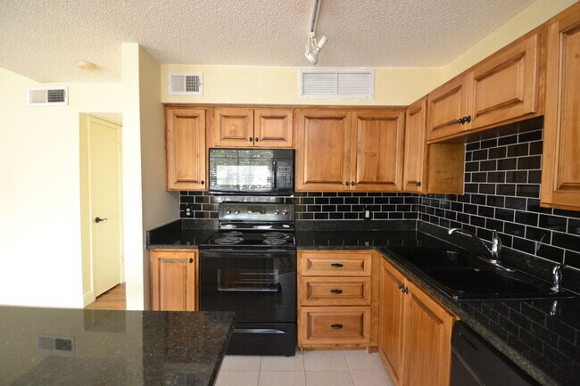 Building Photo - Lovely 1/1 Corner Unit in GATED ~ LAKEFRONT community in Altamonte Springs!