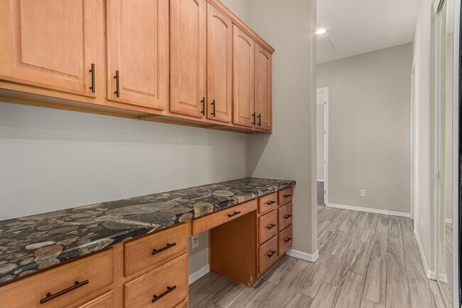 Building Photo - Anthem Highlands home with energy saving u...