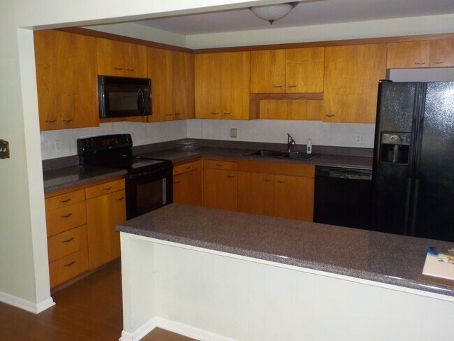Kitchen - 101 S Bunker Hill Dr