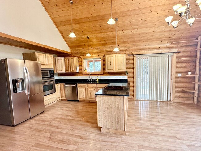 Building Photo - CHARMING LOG HOME!