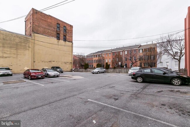 Building Photo - 828 S Charles St