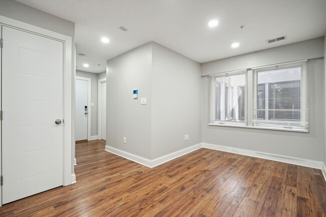 Building Photo - Available Now! 2 Bed 1 Bath Near Howard!