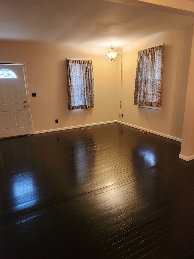 Building Photo - 1611 Ave G Ave