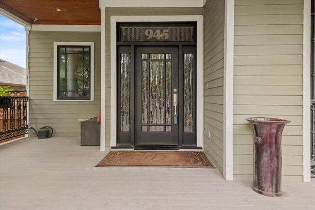 Building Photo - Refined Elegance Meets Modern Innovation i...