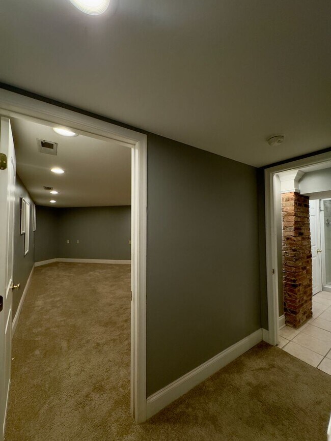 Building Photo - Charming 2Bed/2.5Bath in Washington Vilage - Extra Space in the Basement