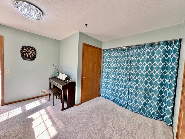 Building Photo - 367 Kristin Ct E