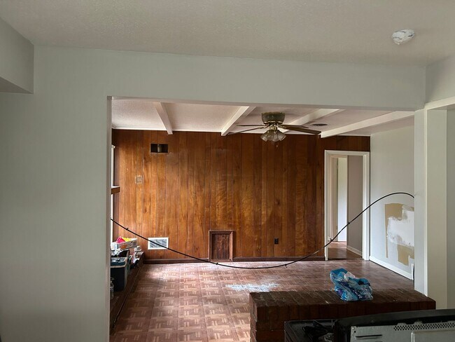 Building Photo - Updated 3BR 1.5 bat