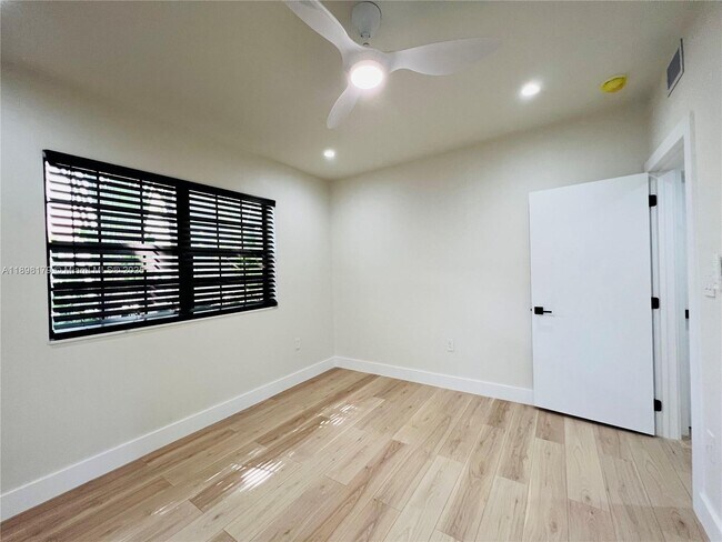 Building Photo - 1470 Lincoln Terrace