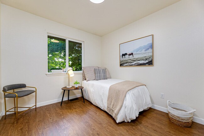 Building Photo - 3 Bed 2.5 Bath Townhome in Prime Boise Location!
