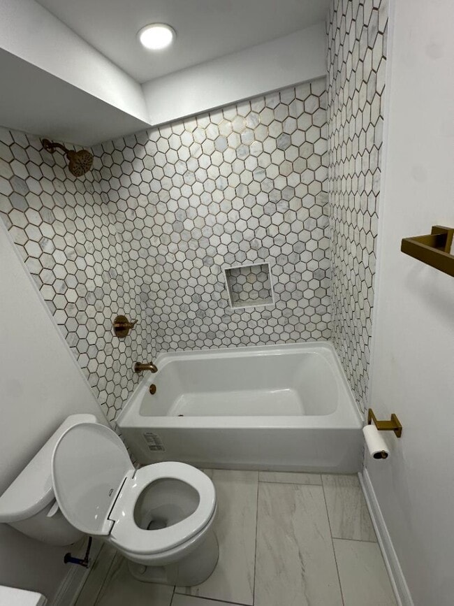 Building Photo - 8611 Lakewood Ave