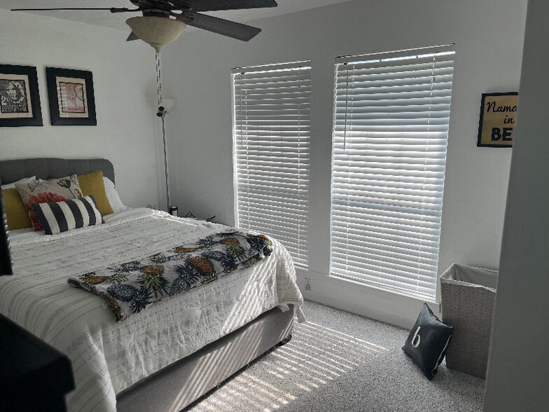 Building Photo - 5010 Chinquapin Ln