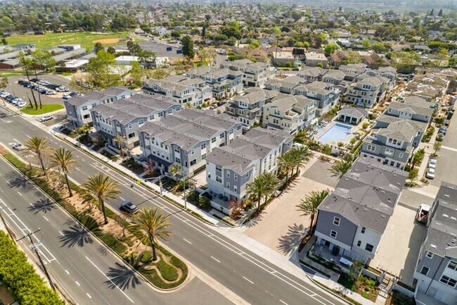 Building Photo - Stylish Tri-Level Townhome in Prime Newpor...