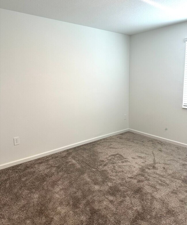 Building Photo - Champions Pointe 3 bed 2.5 bath Town home ...
