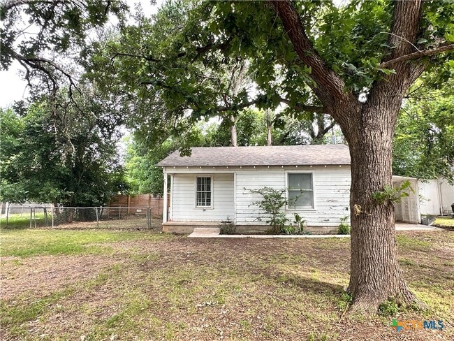 Building Photo - 724 W San Antonio St