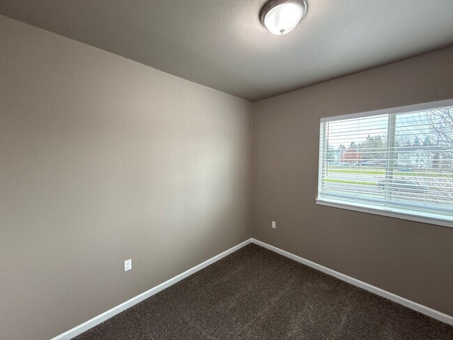 Building Photo - 4261 Hawthorne Ave NE