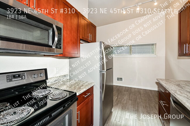 Building Photo - 3923 NE 45th St