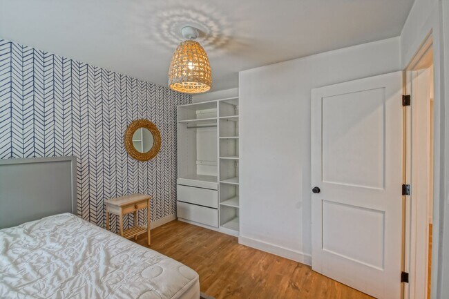 Building Photo - BEAUTIFULLY REMODELED (FURNISHED), 3BR3BA ...