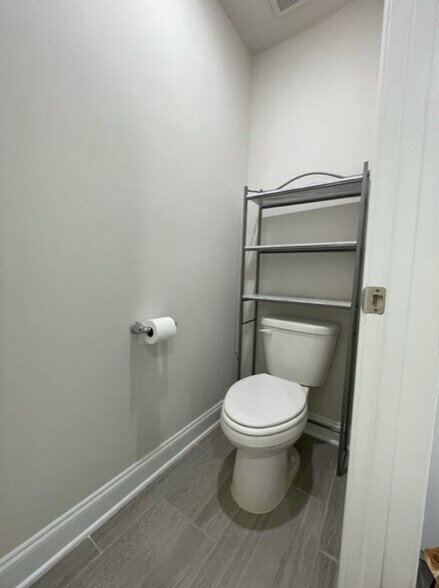Master toilet in identical t/h - 866 Longleaf Ln