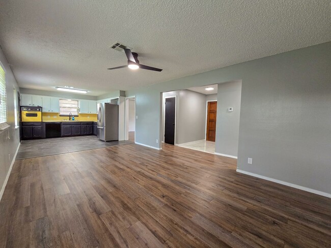 Building Photo - 3 Bedroom 2 Bath home in Shawnee!