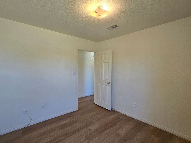 Building Photo - AVAILABLE NOW!