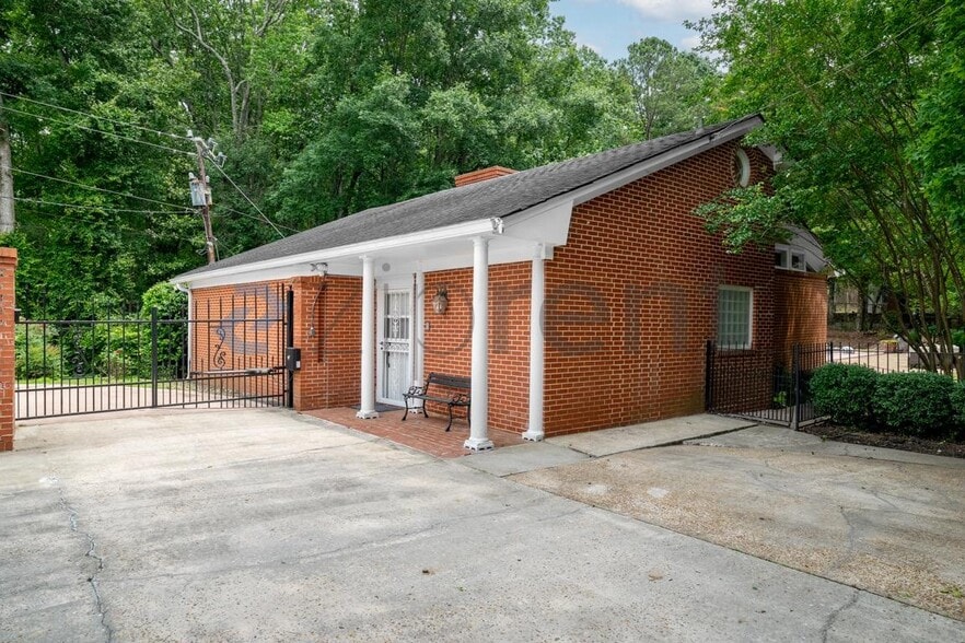 Building Photo - 615 Pinecrest Dr