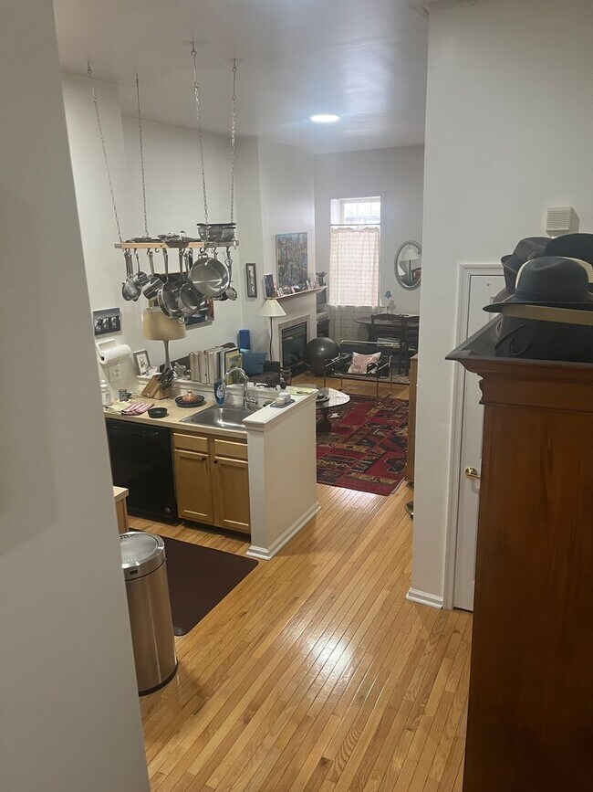 Building Photo - Bright Old City Loft