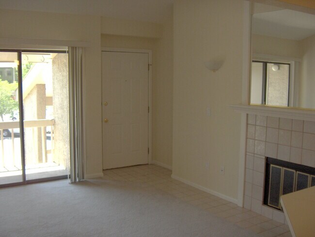 Building Photo - "Charming 2-Bed, 2-Bath Condo Retreat in Boulder – Cozy 995 Sq. Ft. Haven Awaits!"