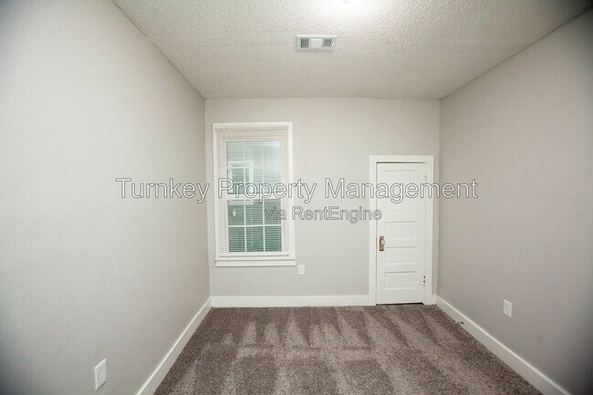 Building Photo - 1415 S Cedar St