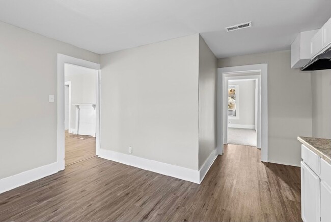 Building Photo - Beautifully Renovated 3 Bedroom 1.5 Bath H...