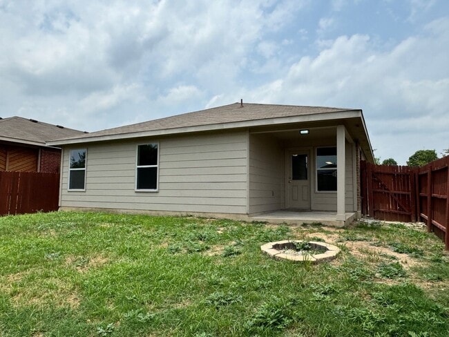 Building Photo - Beautifully 3 Bed, 2 Bath Renovated Home Near Austin – Spacious Layout & Community Perks