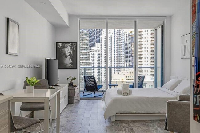 Building Photo - 1300 Brickell Bay Dr